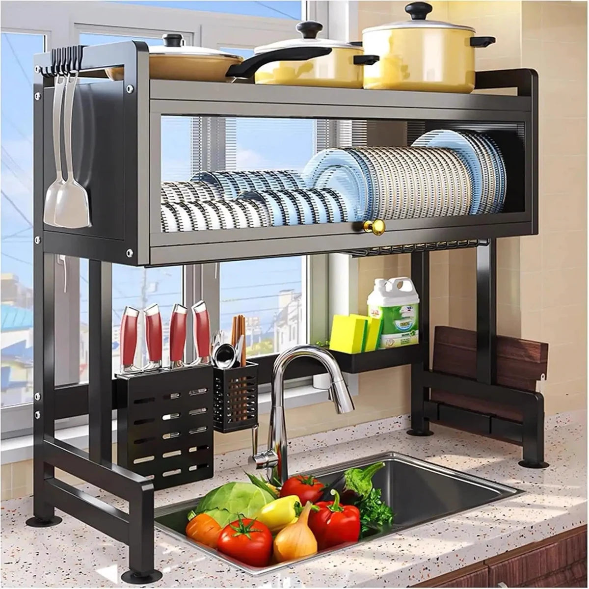 Escurridor con puerta CozinaPlus de dos niveles instalado sobre la tarja, con platos, ollas, portacuchillos y tabla de cortar