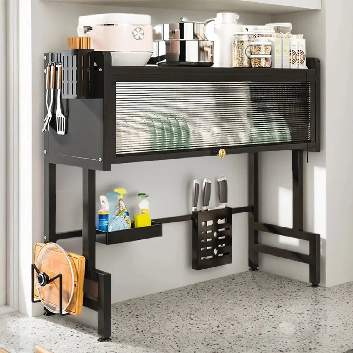 Escurridor CozinaPlus en una cocina moderna con la puerta abatible cerrada y vasos, frascos y utensilios ordenados